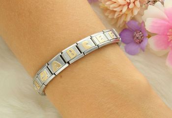 Zawieszka Nomination Link z literą A, wykonana ze stali szlachetnej i pokryta 18-karatowym złotem. Idealny element do komponowanej bransoletki Nomination Italy (1).jpg